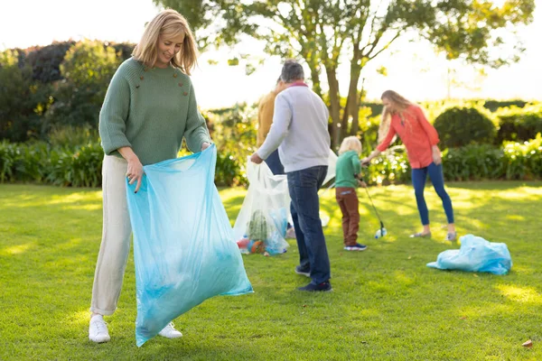 정원에서 쓰레기를 모으고 세대의 코카서스 질높은 시간을 보내는 — 스톡 사진
