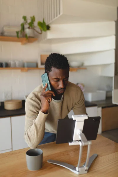 Glücklicher Afrikanisch Amerikanischer Mann Mit Tablet Und Smartphone Der Küche — Stockfoto