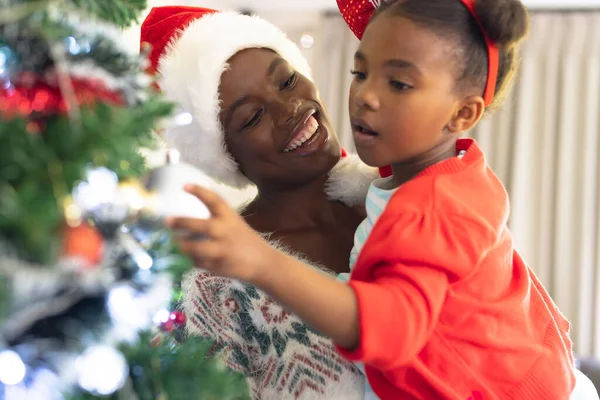 Mãe Filha Afro Americana Passam Tempo Juntas Decoram Árvore Natal — Fotografia de Stock