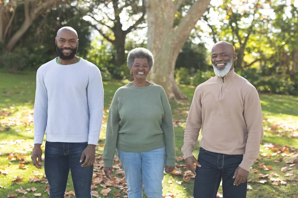 Beeld Van Gelukkige Afrikaanse Amerikaanse Ouders Volwassen Zoon Poseren Tuin — Stockfoto