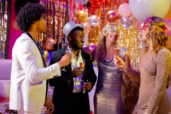 Čtyři Šťastní Různorodí Přátelé Povídají Pijí Šampaňské Párty Nočním Klubu — Stock fotografie