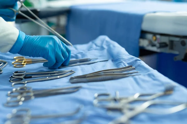 Kesztyűs Kéz Sebészeti Technikusokkal Műtőasztalon Fénymásolótérrel Kórházi Orvosi Egészségügyi Szolgáltatások — Stock Fotó