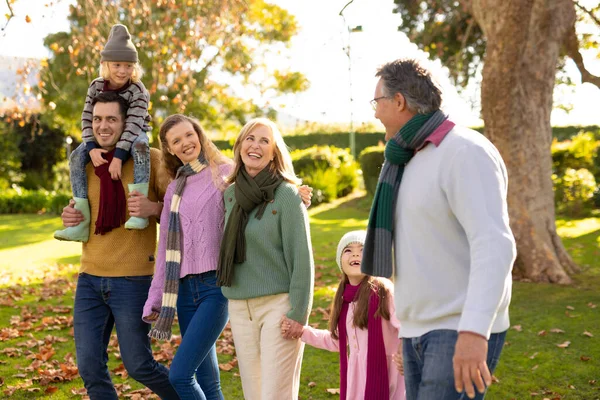 秋天花园中快乐的多代高加索家庭形象 家庭与共同度过美好时光的概念 免版税图库图片