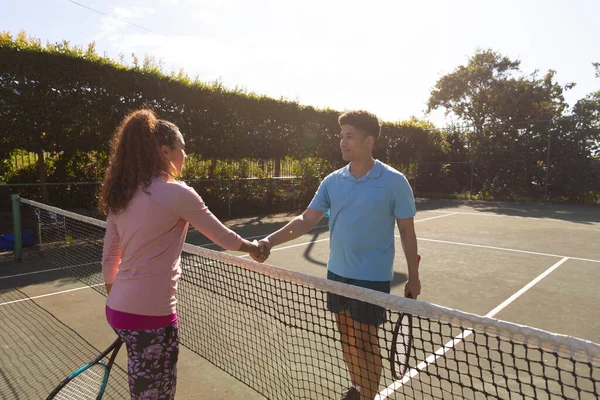 Güneşli Açık Tenis Kortunda Tenis Oynayan Gülümseyen Sıkışan Çift Kapitalizm — Stok fotoğraf