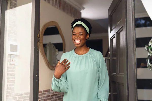 Gelukkig Afrikaans Amerikaanse Vrouw Verwelkomt Een Lichaam Buiten Het Huis — Stockfoto