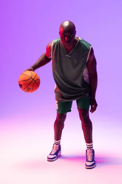 Afbeelding Van Afrikaanse Amerikaanse Basketbalspeler Met Basketbal Neon Paarse Achtergrond — Stockfoto
