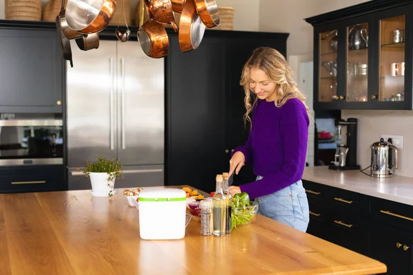 Glimlachende Blanke Vrouw Luxe Keuken Groente Aan Het Hakken Huiselijk — Stockfoto