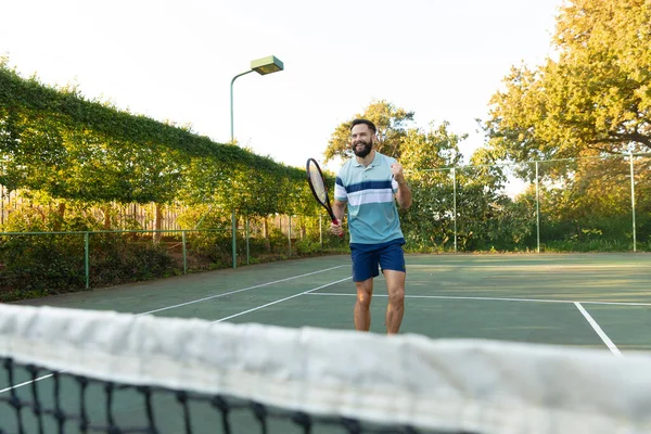Heureux Homme Caucasien Jouant Tennis Célébrant Sur Court Tennis Extérieur — Photo