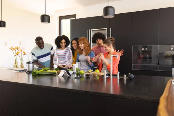 Mutfakta Birlikte Yemek Pişiren Gülümseyen Farklı Arkadaşlar Parti Kutlama Arkadaşlık — Stok fotoğraf