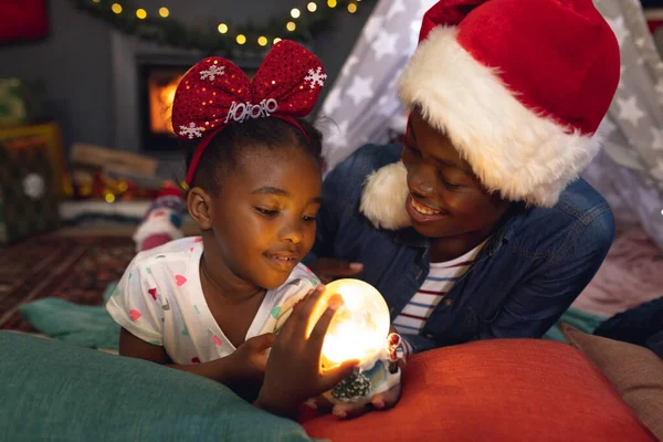 Feliz Madre Afroamericana Hija Tumbadas Tipi Jugando Navidad Tiempo Familiar — Foto de Stock