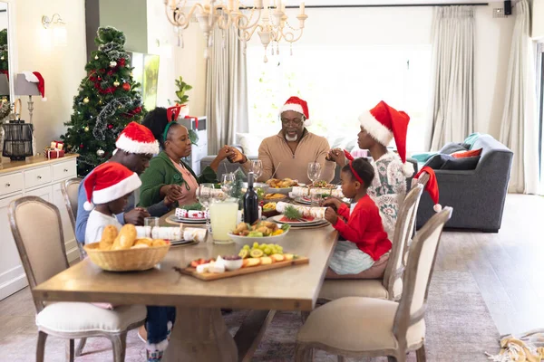 Afroamerikansk Familj Spenderar Tid Tillsammans Och Ber Innan Äter Julmat — Stockfoto