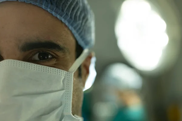 Porträt Eines Zweirassigen Chirurgen Mit Operationsmütze Und Maske Operationssaal Mit — Stockfoto
