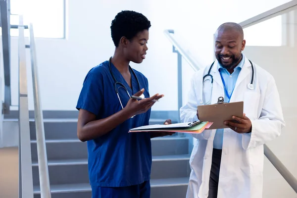 Glad Afrikansk Kvinnlig Och Manlig Läkare Som Pratar Sjukhuskorridoren Sjukhusvård — Stockfoto