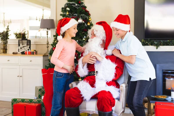 Kaukasische Kinder Mit Weihnachtsmännern Die Ihnen Weihnachtsgeschenke Machen Weihnachten Familienzeit — Stockfoto