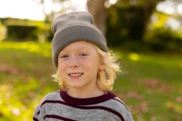 Obraz Szczęśliwego Białego Chłopca Uśmiechającego Się Kamery Ogrodzie Dzieciństwo Zabawa — Zdjęcie stockowe