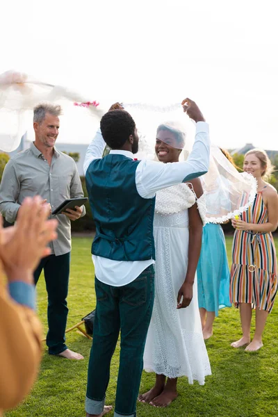 Feliz Casal Afro Americano Segurando Véu Sorrindo Durante Casamento Dia — Fotografia de Stock