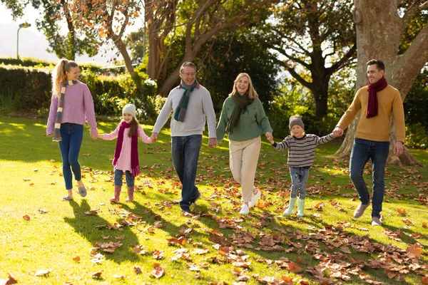 Immagine Famiglia Caucasica Multi Generazione Pannolino Trascorrere Del Tempo Giardino — Foto Stock