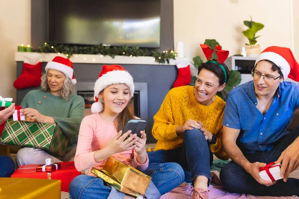 Uśmiechnięta Biała Rodzina Spędzająca Razem Czas Rozpakowująca Prezenty Świąteczne Boże — Zdjęcie stockowe