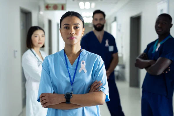 Porträt Einer Zweirassigen Gesundheitsarbeiterin Mit Krebsschleife Auf Einem Belebten Krankenhausflur — Stockfoto