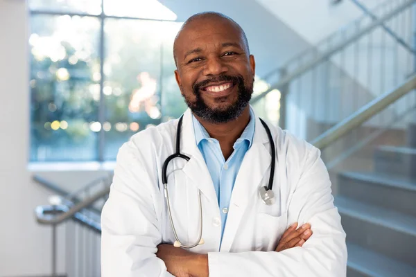 Portrét Usmívajícího Afroamerického Doktora Chodbě Nemocnice Nemocniční Lékařské Zdravotnické Služby — Stock fotografie