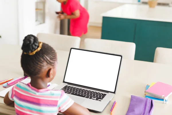 带着发髻的非洲裔美国女孩在家里的笔记本电脑上学习的后视镜 复制空间 原封不动 电子学习 铅笔和无线技术概念 — 图库照片