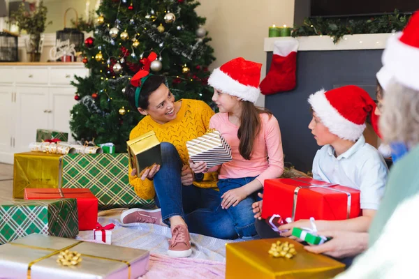 Blanke Familie Die Samen Tijd Doorbrengt Kerstcadeaus Uitpakt Kerst Familie — Stockfoto