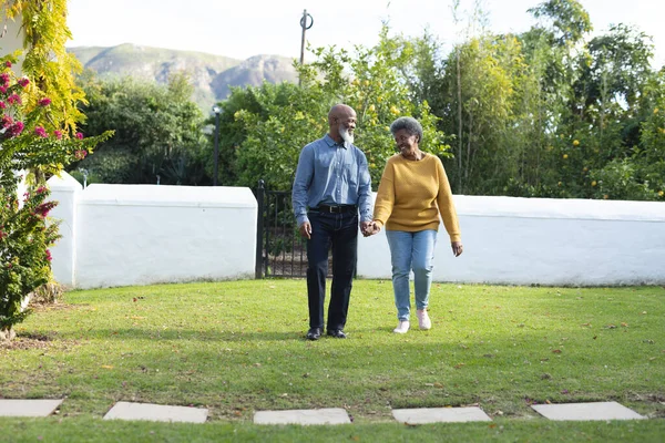 Bild Lyckliga Afrikanska Amerikanska Senior Par Promenader Trädgården Familj Och — Stockfoto
