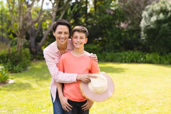 Beyaz Anne Oğlu Bahçede Birlikte Vakit Geçiriyorlar Ailece Dışarıda Zaman — Stok fotoğraf