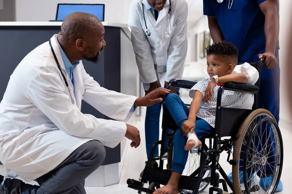 Médico Afro Americano Sorridente Falar Com Rapaz Paciente Numa Cadeira — Fotografia de Stock