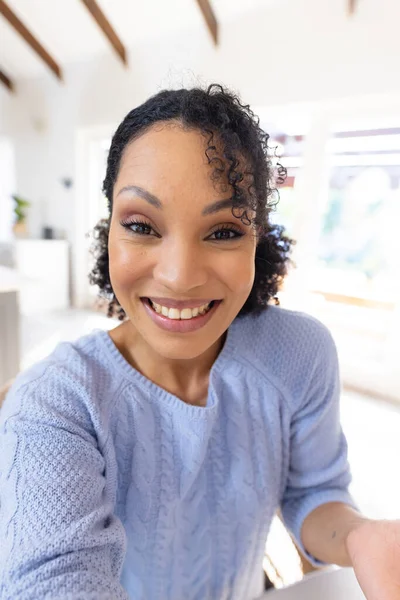 Щаслива Афро Американська Жінка Яка Сидить Столом Кухні Має Відеодзвінок — стокове фото
