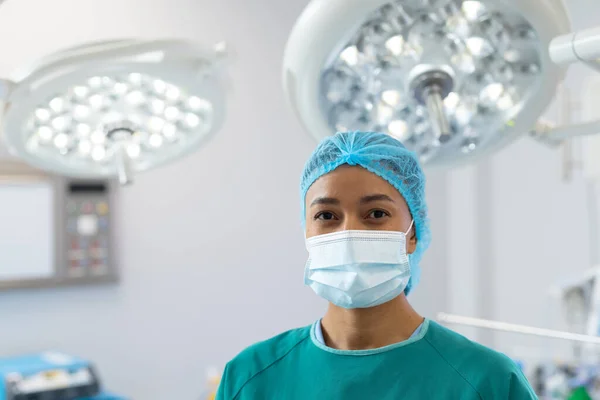 手术室中头戴外科口罩 头戴帽子的颅骨女外科医生的画像 医疗和保健服务 复制空间 — 图库照片
