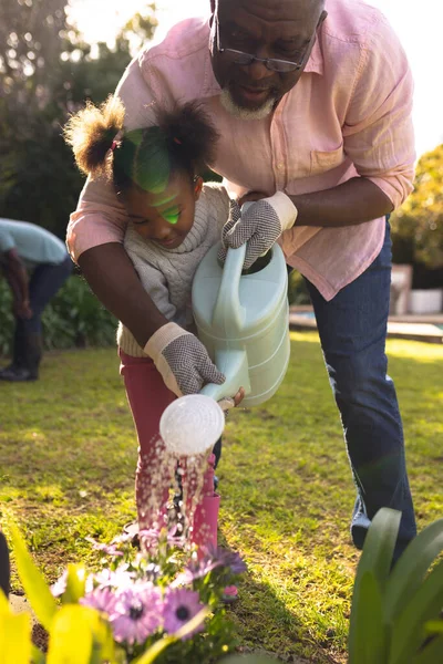 Вертикальний Образ Африканського Батька Дочки Проводять Час Разом Саду Сімейний — стокове фото