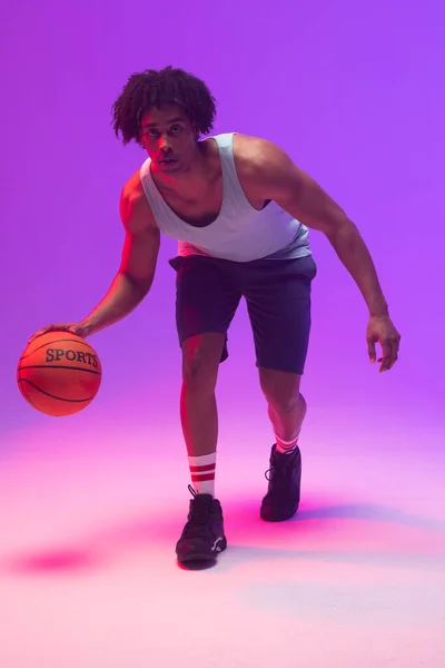 Afbeelding Van Biracial Basketbalspeler Stuiteren Basketbal Neon Paarse Achtergrond Concept — Stockfoto