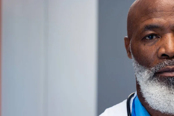 病院の廊下 コピースペースでアフリカ系アメリカ人のシニア男性医師の半分の顔の肖像画 医療サービス — ストック写真