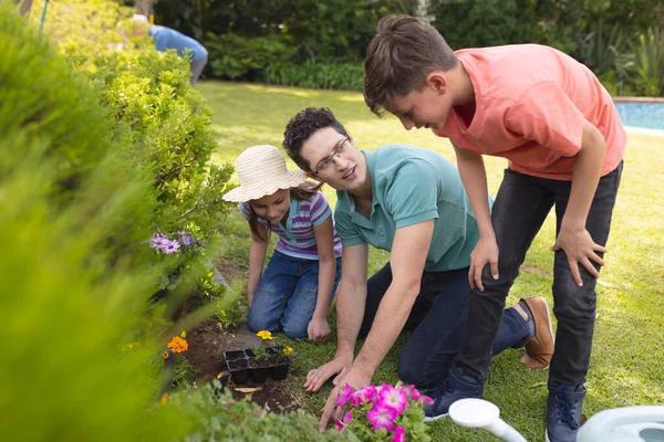 白人の家族は庭で一緒に時間を過ごし 植え付けます 外で過ごす家族の時間 コンセプト — ストック写真