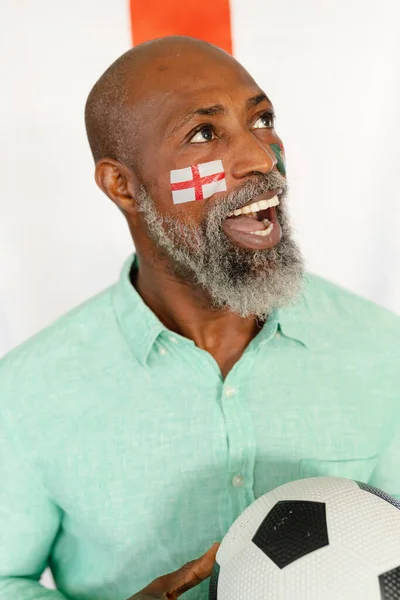 Χαρούμενος Αφροαμερικάνος Που Κάθεται Σημαία Αγγλίας Και Ποδοσφαίρου Περνώντας Ποιοτικό — Φωτογραφία Αρχείου