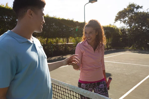 Usmívající Pár Biracial Hrát Tenis Třesoucí Ruce Přes Síť Slunném — Stock fotografie