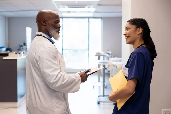 Feliz Mujer Diversa Médico Senior Masculino Hablando Sala Del Hospital — Foto de Stock
