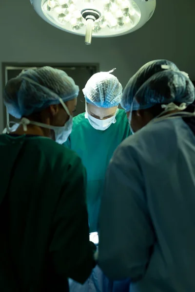 Függőleges Különböző Sebészek Csoportjától Akik Operálják Beteget Műtőben Fénymásolási Hellyel — Stock Fotó