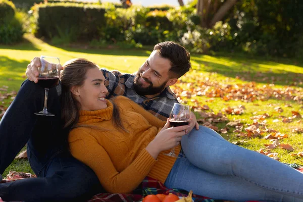 ロマンチックな白人のカップルは 日当たりの良い秋の庭でワインを飲んでラグの上に横たわる 国内生活 ロマンスと団結の概念 — ストック写真