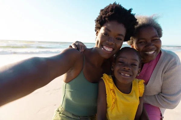 Portret Afrykańskiej Rodziny Wielopokoleniowej Cieszącej Się Latem Plaży Morzem Niebem — Zdjęcie stockowe