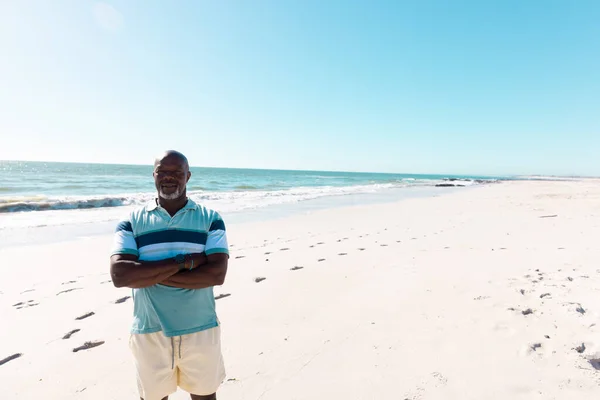 Afroamericano Calvo Uomo Anziano Con Braccia Incrociate Piedi Sulla Spiaggia — Foto Stock