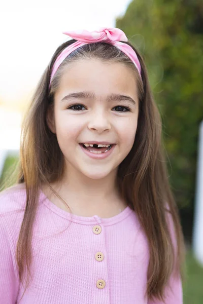 Verticaal Beeld Van Gelukkig Kaukasisch Meisje Glimlachend Camera Lifestyle Kindertijd — Stockfoto