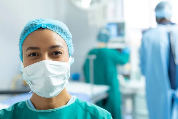 Porträt Einer Lächelnden Chirurgin Mit Maske Operationssaal Mit Kopierraum Krankenhaus — Stockfoto