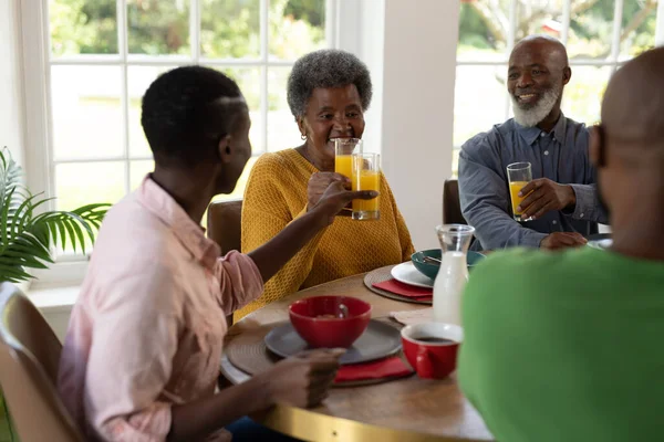 Beeld Van Gelukkige Multi Generatie Afrikaanse Amerikaanse Familie Ontbijten Familie — Stockfoto