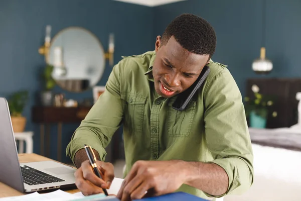 Sorrindo Afro Americano Trabalhando Casa Quarto Usando Laptop Falando Por — Fotografia de Stock