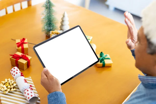 サンタの帽子のシニア出生男性は タブレット上でクリスマスビデオ通話を行い 手を振って 画面上のスペースをコピーします クリスマス グローバルなコミュニケーション 包括性とシニアライフスタイルの概念 — ストック写真