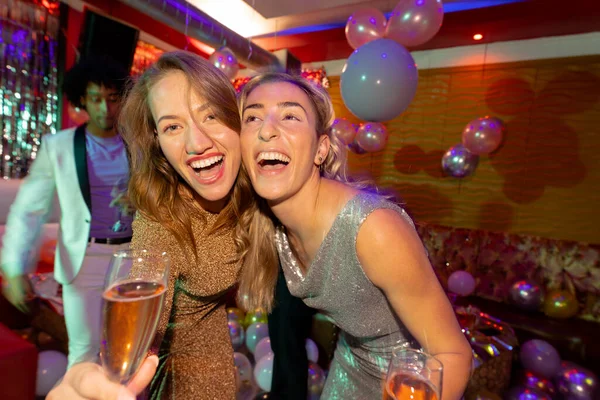 2人の幸せな白人女性の友人の肖像は ナイトクラブでシャンパンを笑って飲んでいます 楽しい 外出する 友情とパーティーのコンセプト — ストック写真