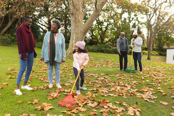 Obrázek Šťastné Africké Americké Vícegenerační Rodiny Šlehající Listy Podzimní Zahradě — Stock fotografie
