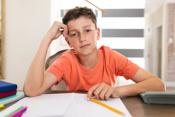 Szczęśliwy Biały Chłopiec Uczy Się Robi Notatki Siedząc Salonie Edukacja — Zdjęcie stockowe